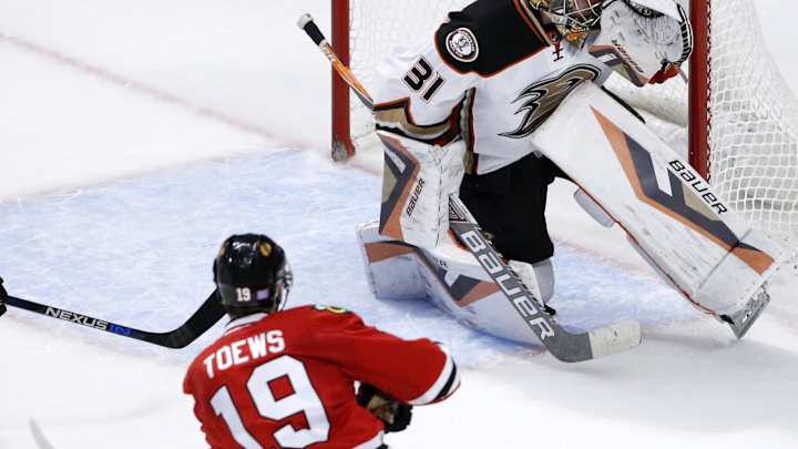 Toews, Blackhawks beat slumping Ducks 1-0 in overtime