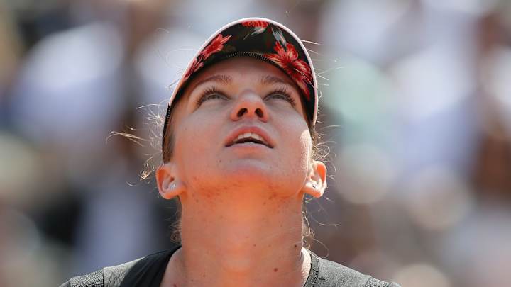 Federer eases into 2nd round at French Open