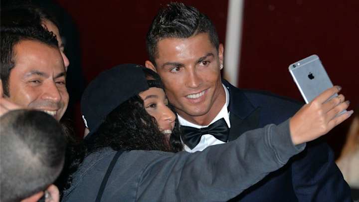 Watch Cristiano Ronaldo attempt to set a selfie world record Watch Cristiano Ronaldo attempt to set a selfie world record