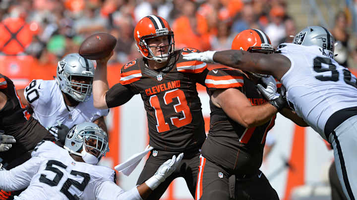 Browns quarterback Josh McCown bruises hand, holds onto job