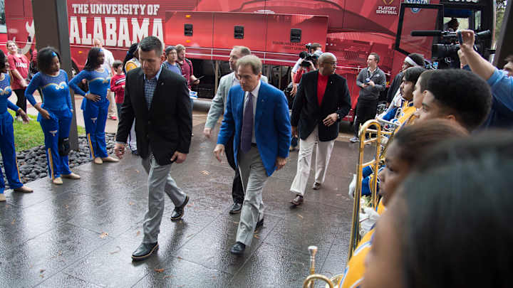 Alabama arrives in North Texas for College Football Playoff