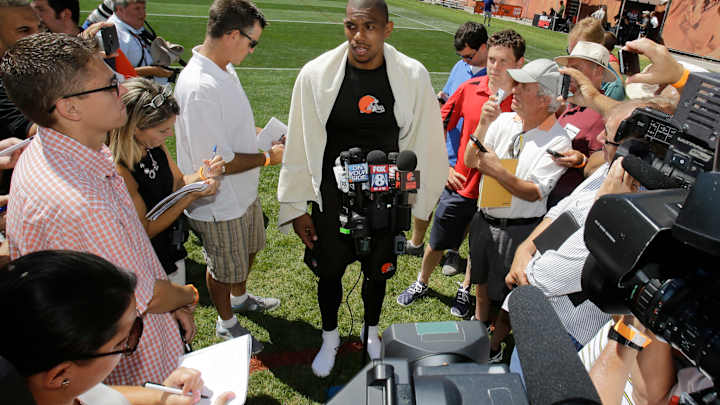 Pryor trying to catch on as wide receiver with Browns