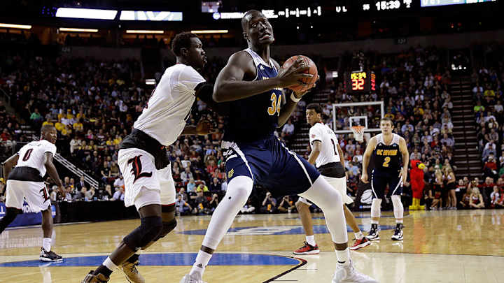 Watch: UC Irvine's 7'6" center Mamadou Ndiaye dunks on Louisville