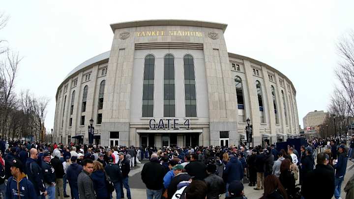 Yankees fan tries to throw back Blue Jays home run, fails