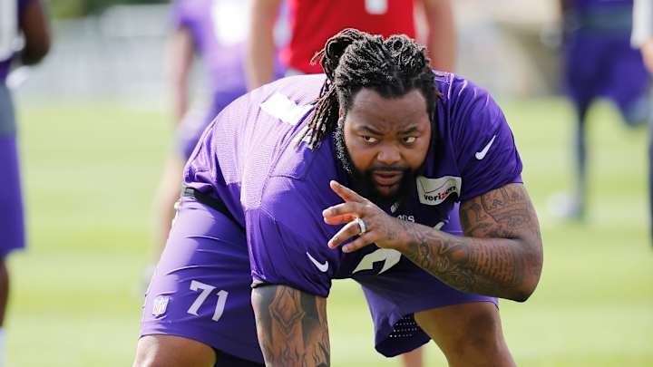 Vikings lose right tackle Loadholt to leg injury Vikings lose right tackle Loadholt to leg injury