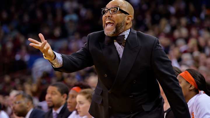 Syracuse extends contract of women's hoops coach Hillsman