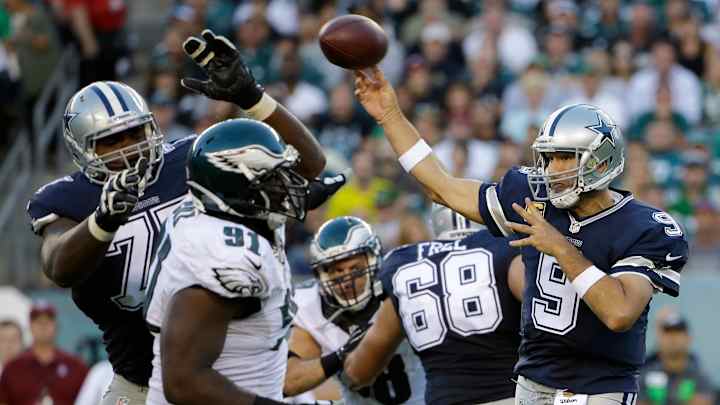 Cowboys' Tony Romo leaves game with broken collarbone