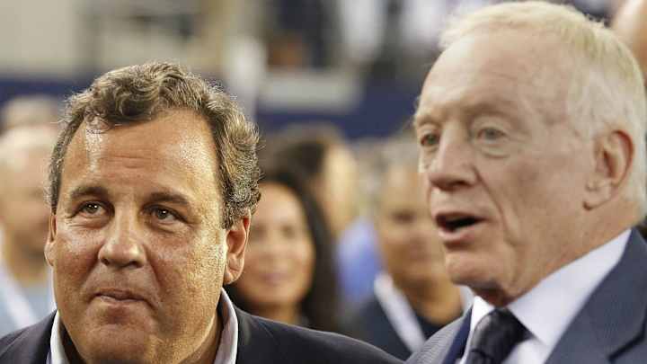 Jerry Jones, governor Chris Christie celebrate with group hug