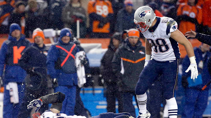 Pats' Rob Gronkowski has bone bruise, knee sprain