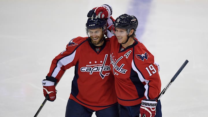 Backstrom debuts with 3 points as Caps beat Hurricanes, 4-1