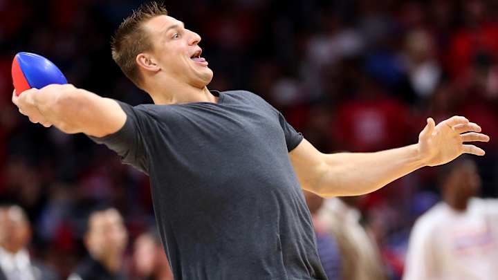 Gronk's ideal woman 'cleans, cooks, makes big cash' Gronk's ideal woman 'cleans, cooks, makes big cash'