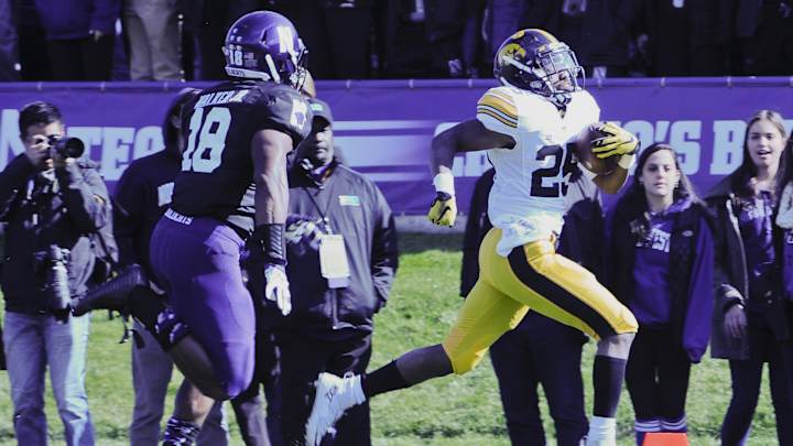Wadley has 4 TDs, No. 17 Iowa tops No. 20 Northwestern 40-10