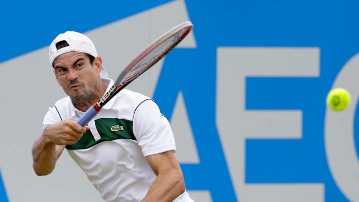 Simon beats Raonic to reach Queen's Club semis