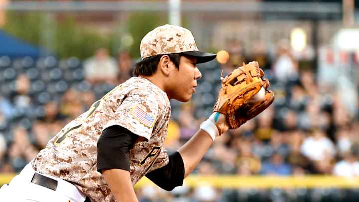 Pirates rookie Kang leaves Cubs game with leg injury