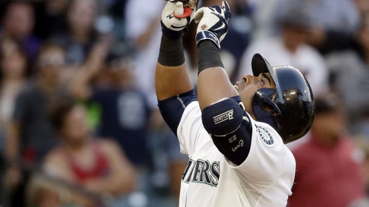 Nelson Cruz leaves game with tight right hamstring