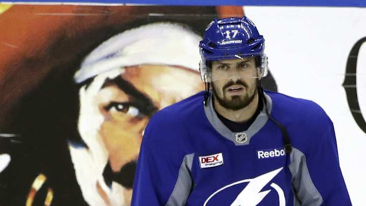 Veteran Blackhawks, young Lightning open Stanley Cup Final