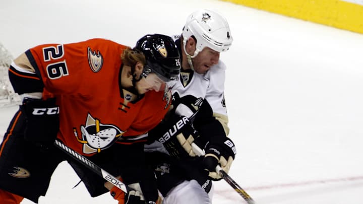 Blackhawks acquire Scuderi from Penguins for Daley