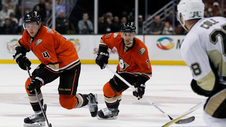 Stewart's go-ahead goal helps Ducks beat Penguins 2-1