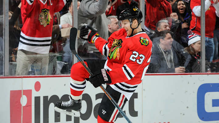 Watch: Blackhawks' Kris Versteeg spits out tooth on bench