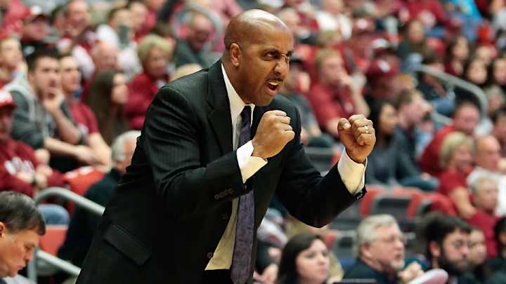 Lorenzo Romar, Washington look to bounce back from disappointing year