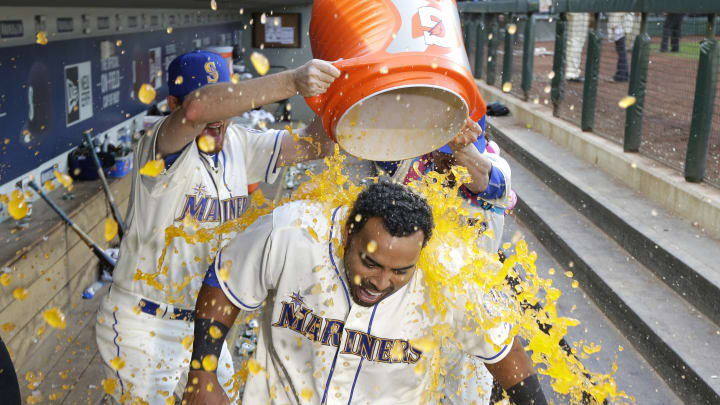 Cruz drives in 5 runs as Seattle beats Texas 11-10