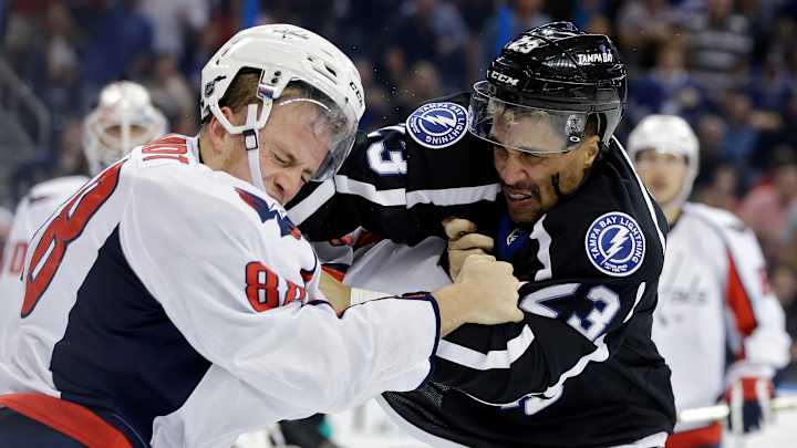Holtby leads Capitals past Lightning, 2-1