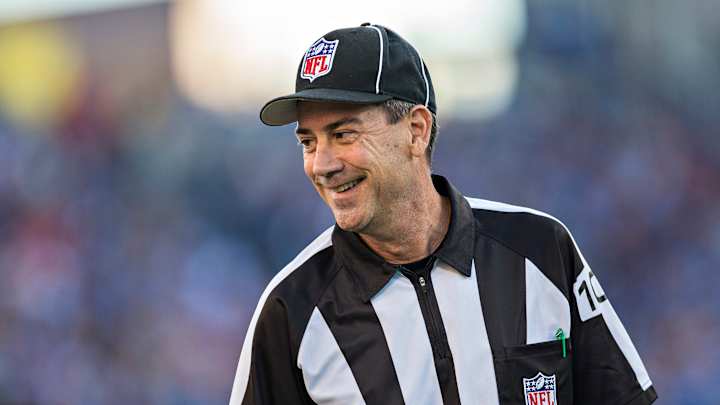 Line judge leaves Broncos-Ravens game with broken collarbone Line judge leaves Broncos-Ravens game with broken collarbone