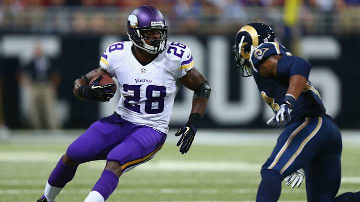 Adrian Peterson races Kevin Hart and it is closer than you would expect