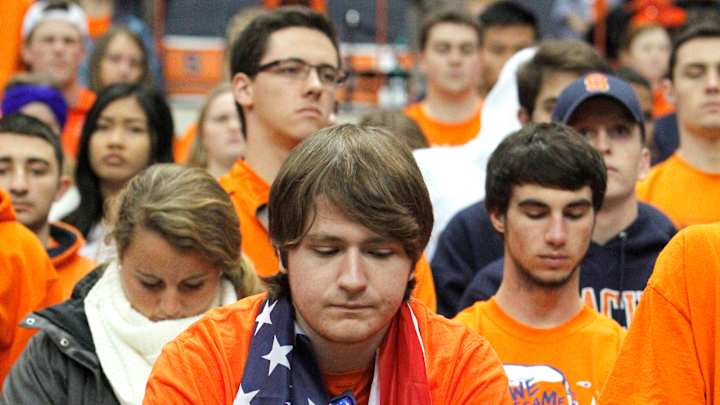 No. 1 Clemson keeps rolling, outscores Syracuse 37-27 No. 1 Clemson keeps rolling, outscores Syracuse 37-27