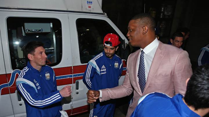 Pacers, Wizards clamor for photos with Lionel Messi