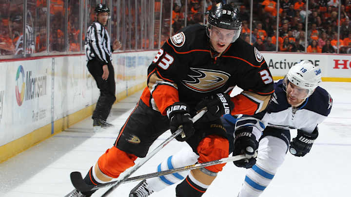 Silfverberg's last-minute goal puts Ducks past Jets for 2-0 series lead