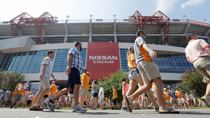 Watch: Bowling Green lineman plays dead after losing his shoe