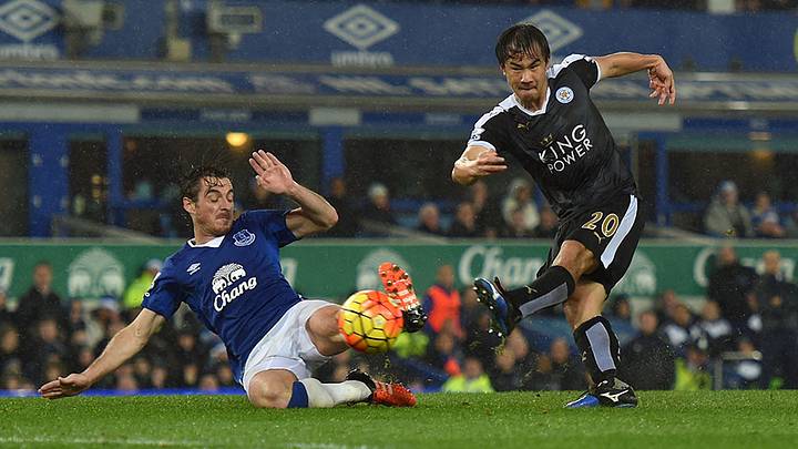 Leicester City hangs on to EPL's top spot with 3-2 win over Everton