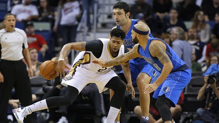 Davis leaves with injured hip as Pelicans get first win