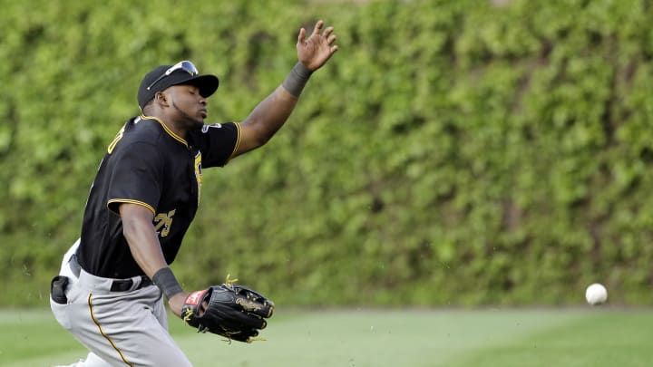 Cubs win in 12th when Pirates outfielder trips on easy fly