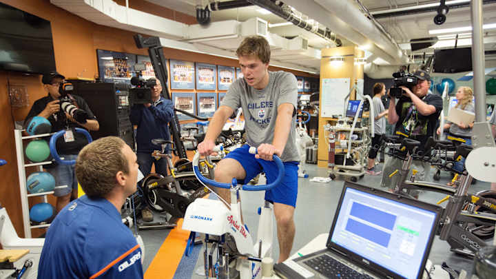 Oilers sign Connor McDavid to 3-year, entry-level contract