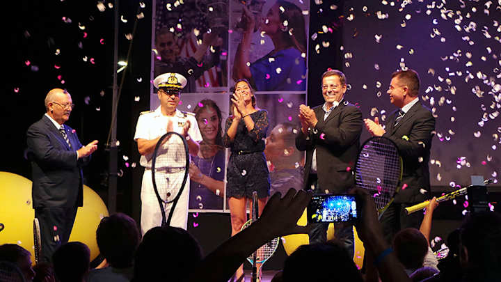 More than 1,000 fans welcome U.S. Open champion Flavia Pennetta home