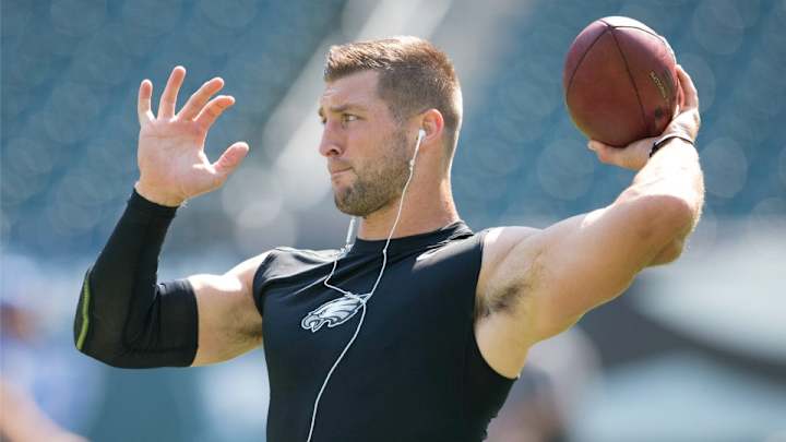 Tim Tebow makes surprise visit to young Florida fan in hospital