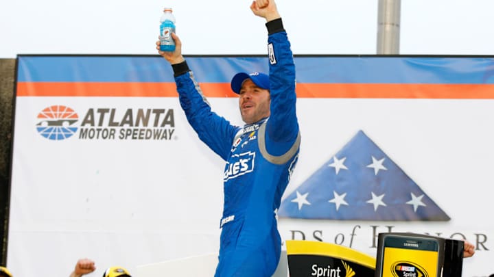 Jimmie Johnson grabs Chase spot with Folds of Honor QuikTrip 500 win