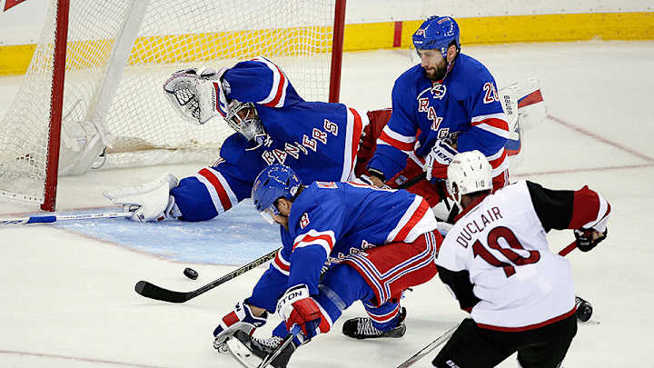 Watch: Rangers’ Lundqvist makes diving save to rob Coyotes’ Duclair