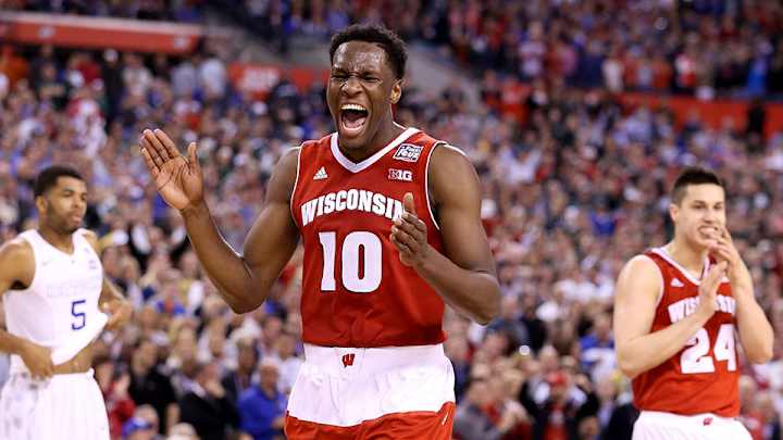 Nigel Hayes challenges Wisconsin sports after linebacker's crazy dunk
