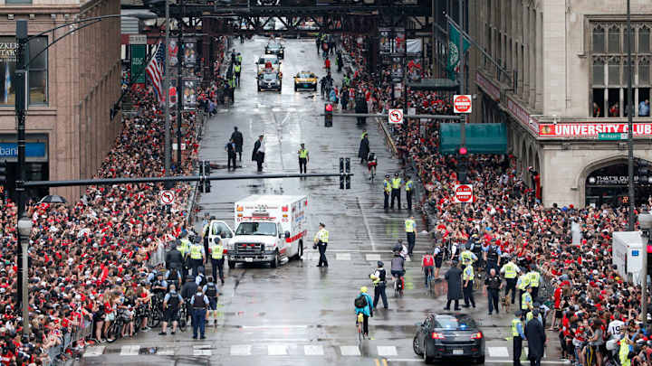 Young Blackhawks fan shares Packers love at Chicago’s Stanley Cup parade Young Blackhawks fan shares Packers love at Chicago’s Stanley Cup parade