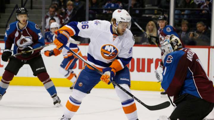 Beauchemin scores twice as Avs beat Islanders 2-1