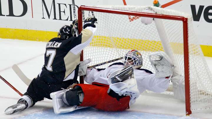Bobrovsky makes 33 saves, Blue Jackets beat Penguins 4-2