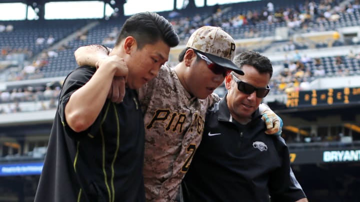 Pirates rookie Kang leaves Cubs game with knee injury