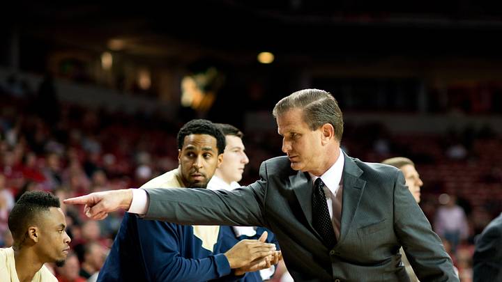 Hannahs' hot shooting sparks Arkansas to 93-75 win