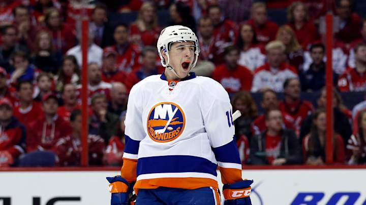 Young forwards, Halak lift Islanders past Caps 4-1 in Game 1