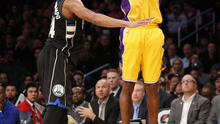 Kobe Bryant scores 22, leads Lakers' 113-95 rout of Bucks