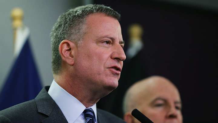 Anthony Weiner pokes fun at Bill de Blasio's Patriots fandom