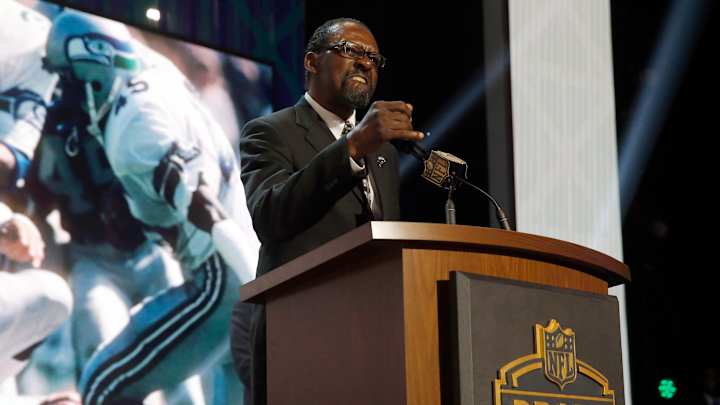 Seattle goes with defensive line taking Michigan's Clark